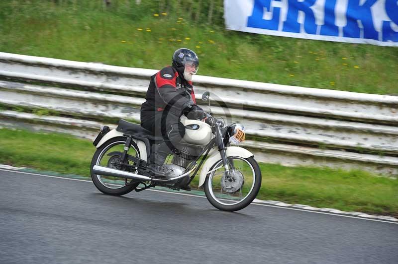 Mallory park Leicestershire;Mallory park photographs;Motorcycle action photographs;classic bikes;event digital images;eventdigitalimages;mallory park;no limits trackday;peter wileman photography;vintage bikes;vintage motorcycles;vmcc festival 1000 bikes