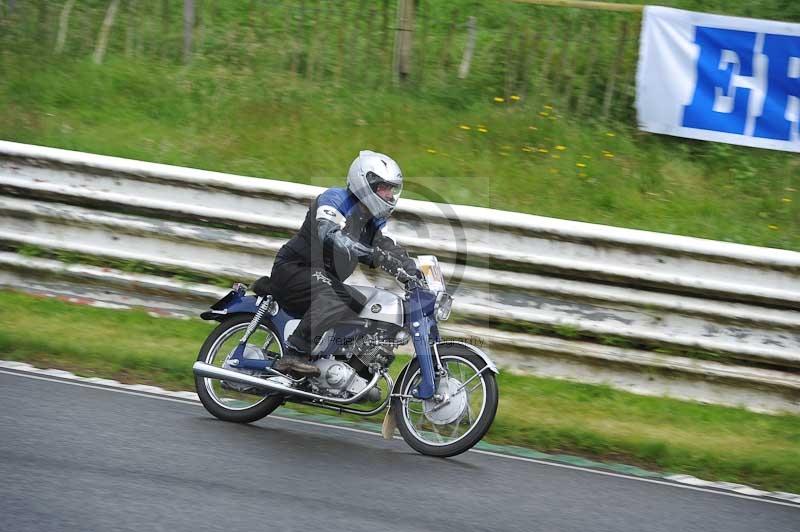 Mallory park Leicestershire;Mallory park photographs;Motorcycle action photographs;classic bikes;event digital images;eventdigitalimages;mallory park;no limits trackday;peter wileman photography;vintage bikes;vintage motorcycles;vmcc festival 1000 bikes