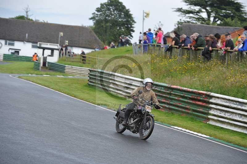 Mallory park Leicestershire;Mallory park photographs;Motorcycle action photographs;classic bikes;event digital images;eventdigitalimages;mallory park;no limits trackday;peter wileman photography;vintage bikes;vintage motorcycles;vmcc festival 1000 bikes