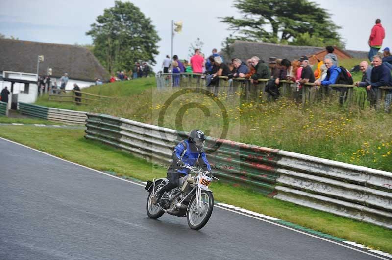 Mallory park Leicestershire;Mallory park photographs;Motorcycle action photographs;classic bikes;event digital images;eventdigitalimages;mallory park;no limits trackday;peter wileman photography;vintage bikes;vintage motorcycles;vmcc festival 1000 bikes