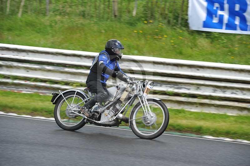 Mallory park Leicestershire;Mallory park photographs;Motorcycle action photographs;classic bikes;event digital images;eventdigitalimages;mallory park;no limits trackday;peter wileman photography;vintage bikes;vintage motorcycles;vmcc festival 1000 bikes