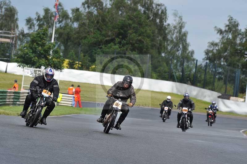 Mallory park Leicestershire;Mallory park photographs;Motorcycle action photographs;classic bikes;event digital images;eventdigitalimages;mallory park;no limits trackday;peter wileman photography;vintage bikes;vintage motorcycles;vmcc festival 1000 bikes