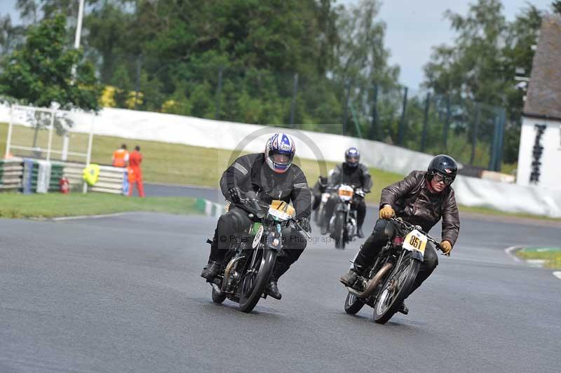 Mallory park Leicestershire;Mallory park photographs;Motorcycle action photographs;classic bikes;event digital images;eventdigitalimages;mallory park;no limits trackday;peter wileman photography;vintage bikes;vintage motorcycles;vmcc festival 1000 bikes