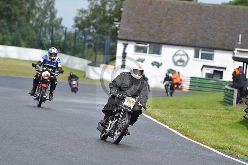 Mallory park Leicestershire;Mallory park photographs;Motorcycle action photographs;classic bikes;event digital images;eventdigitalimages;mallory park;no limits trackday;peter wileman photography;vintage bikes;vintage motorcycles;vmcc festival 1000 bikes