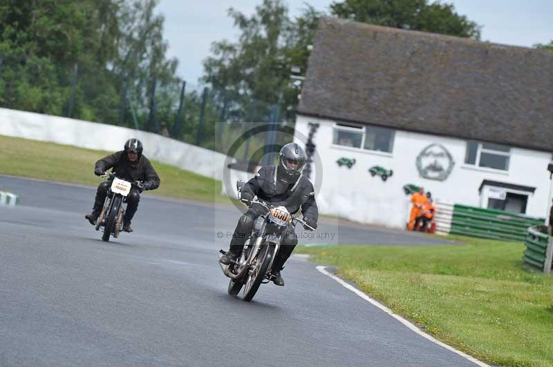 Mallory park Leicestershire;Mallory park photographs;Motorcycle action photographs;classic bikes;event digital images;eventdigitalimages;mallory park;no limits trackday;peter wileman photography;vintage bikes;vintage motorcycles;vmcc festival 1000 bikes