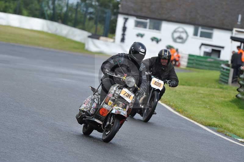 Mallory park Leicestershire;Mallory park photographs;Motorcycle action photographs;classic bikes;event digital images;eventdigitalimages;mallory park;no limits trackday;peter wileman photography;vintage bikes;vintage motorcycles;vmcc festival 1000 bikes