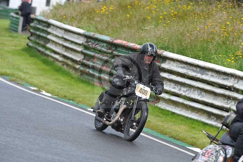 Mallory park Leicestershire;Mallory park photographs;Motorcycle action photographs;classic bikes;event digital images;eventdigitalimages;mallory park;no limits trackday;peter wileman photography;vintage bikes;vintage motorcycles;vmcc festival 1000 bikes