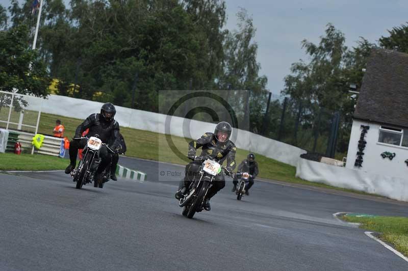 Mallory park Leicestershire;Mallory park photographs;Motorcycle action photographs;classic bikes;event digital images;eventdigitalimages;mallory park;no limits trackday;peter wileman photography;vintage bikes;vintage motorcycles;vmcc festival 1000 bikes