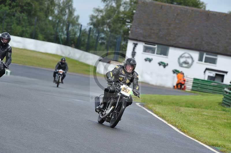 Mallory park Leicestershire;Mallory park photographs;Motorcycle action photographs;classic bikes;event digital images;eventdigitalimages;mallory park;no limits trackday;peter wileman photography;vintage bikes;vintage motorcycles;vmcc festival 1000 bikes