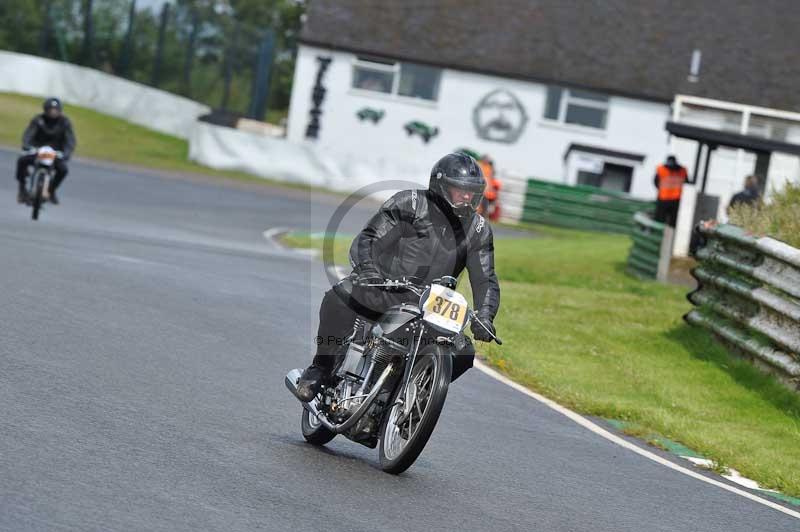 Mallory park Leicestershire;Mallory park photographs;Motorcycle action photographs;classic bikes;event digital images;eventdigitalimages;mallory park;no limits trackday;peter wileman photography;vintage bikes;vintage motorcycles;vmcc festival 1000 bikes