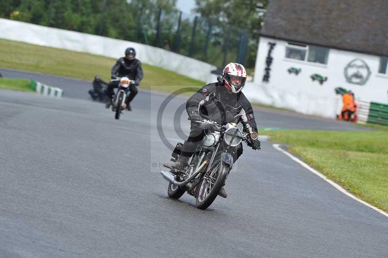 Mallory park Leicestershire;Mallory park photographs;Motorcycle action photographs;classic bikes;event digital images;eventdigitalimages;mallory park;no limits trackday;peter wileman photography;vintage bikes;vintage motorcycles;vmcc festival 1000 bikes