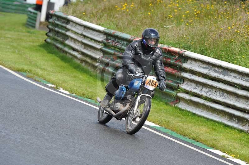 Mallory park Leicestershire;Mallory park photographs;Motorcycle action photographs;classic bikes;event digital images;eventdigitalimages;mallory park;no limits trackday;peter wileman photography;vintage bikes;vintage motorcycles;vmcc festival 1000 bikes