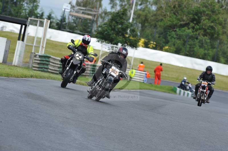 Mallory park Leicestershire;Mallory park photographs;Motorcycle action photographs;classic bikes;event digital images;eventdigitalimages;mallory park;no limits trackday;peter wileman photography;vintage bikes;vintage motorcycles;vmcc festival 1000 bikes