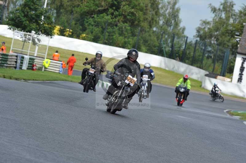 Mallory park Leicestershire;Mallory park photographs;Motorcycle action photographs;classic bikes;event digital images;eventdigitalimages;mallory park;no limits trackday;peter wileman photography;vintage bikes;vintage motorcycles;vmcc festival 1000 bikes