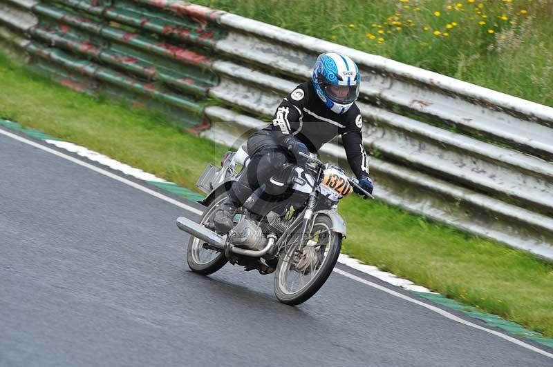 Mallory park Leicestershire;Mallory park photographs;Motorcycle action photographs;classic bikes;event digital images;eventdigitalimages;mallory park;no limits trackday;peter wileman photography;vintage bikes;vintage motorcycles;vmcc festival 1000 bikes