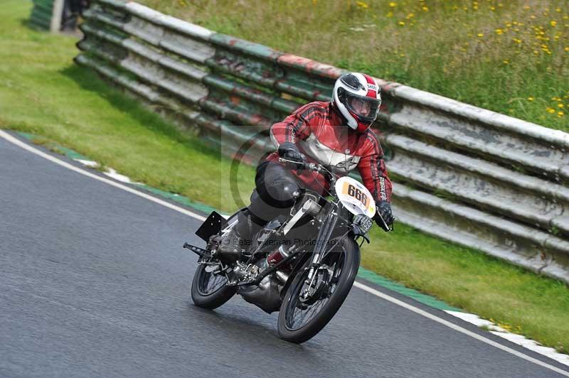 Mallory park Leicestershire;Mallory park photographs;Motorcycle action photographs;classic bikes;event digital images;eventdigitalimages;mallory park;no limits trackday;peter wileman photography;vintage bikes;vintage motorcycles;vmcc festival 1000 bikes