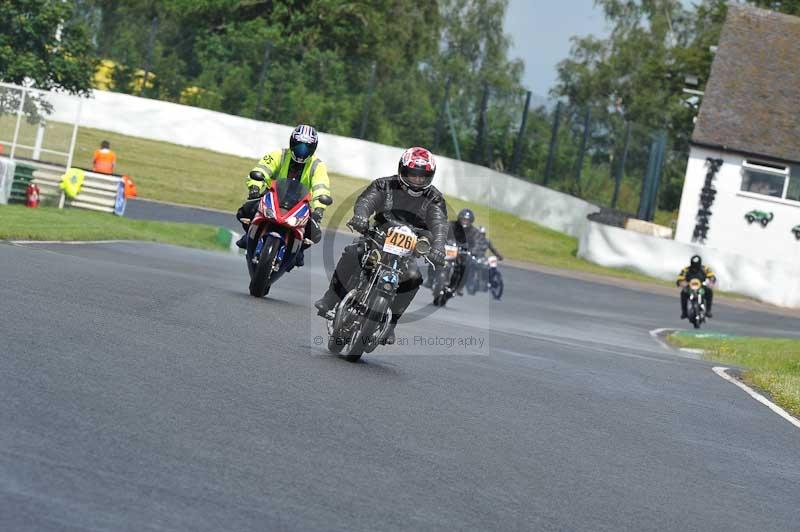 Mallory park Leicestershire;Mallory park photographs;Motorcycle action photographs;classic bikes;event digital images;eventdigitalimages;mallory park;no limits trackday;peter wileman photography;vintage bikes;vintage motorcycles;vmcc festival 1000 bikes