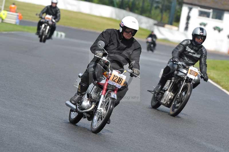 Mallory park Leicestershire;Mallory park photographs;Motorcycle action photographs;classic bikes;event digital images;eventdigitalimages;mallory park;no limits trackday;peter wileman photography;vintage bikes;vintage motorcycles;vmcc festival 1000 bikes