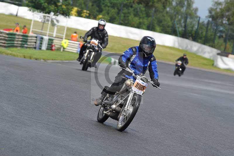 Mallory park Leicestershire;Mallory park photographs;Motorcycle action photographs;classic bikes;event digital images;eventdigitalimages;mallory park;no limits trackday;peter wileman photography;vintage bikes;vintage motorcycles;vmcc festival 1000 bikes