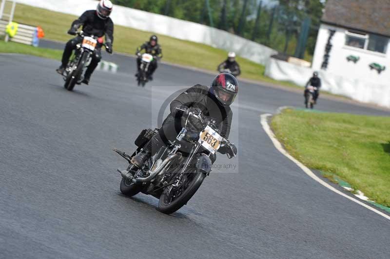 Mallory park Leicestershire;Mallory park photographs;Motorcycle action photographs;classic bikes;event digital images;eventdigitalimages;mallory park;no limits trackday;peter wileman photography;vintage bikes;vintage motorcycles;vmcc festival 1000 bikes