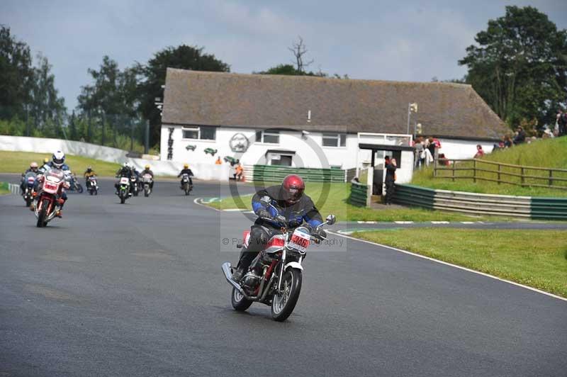 Mallory park Leicestershire;Mallory park photographs;Motorcycle action photographs;classic bikes;event digital images;eventdigitalimages;mallory park;no limits trackday;peter wileman photography;vintage bikes;vintage motorcycles;vmcc festival 1000 bikes