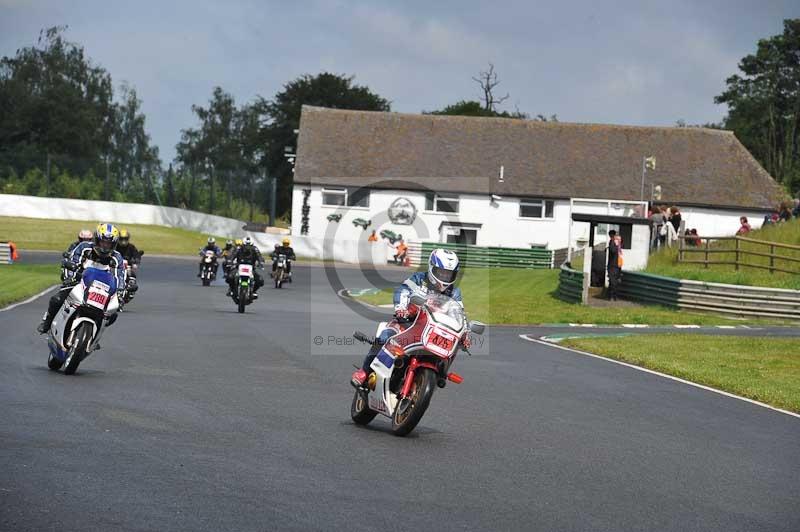 Mallory park Leicestershire;Mallory park photographs;Motorcycle action photographs;classic bikes;event digital images;eventdigitalimages;mallory park;no limits trackday;peter wileman photography;vintage bikes;vintage motorcycles;vmcc festival 1000 bikes