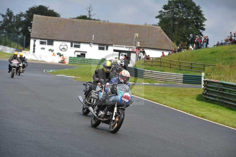 Mallory park Leicestershire;Mallory park photographs;Motorcycle action photographs;classic bikes;event digital images;eventdigitalimages;mallory park;no limits trackday;peter wileman photography;vintage bikes;vintage motorcycles;vmcc festival 1000 bikes