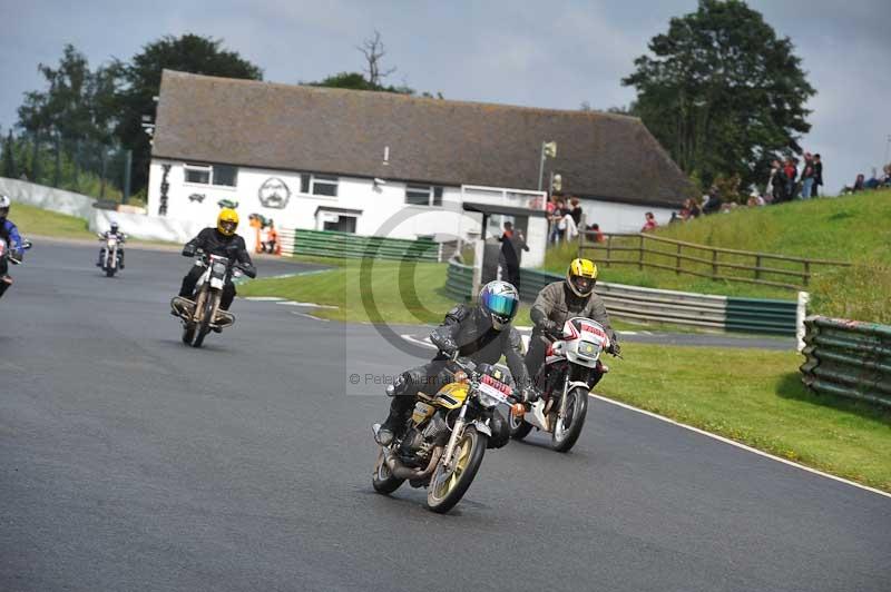 Mallory park Leicestershire;Mallory park photographs;Motorcycle action photographs;classic bikes;event digital images;eventdigitalimages;mallory park;no limits trackday;peter wileman photography;vintage bikes;vintage motorcycles;vmcc festival 1000 bikes