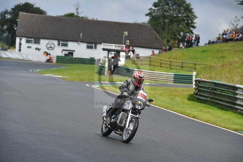 Mallory park Leicestershire;Mallory park photographs;Motorcycle action photographs;classic bikes;event digital images;eventdigitalimages;mallory park;no limits trackday;peter wileman photography;vintage bikes;vintage motorcycles;vmcc festival 1000 bikes