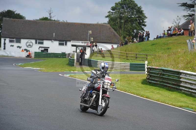 Mallory park Leicestershire;Mallory park photographs;Motorcycle action photographs;classic bikes;event digital images;eventdigitalimages;mallory park;no limits trackday;peter wileman photography;vintage bikes;vintage motorcycles;vmcc festival 1000 bikes