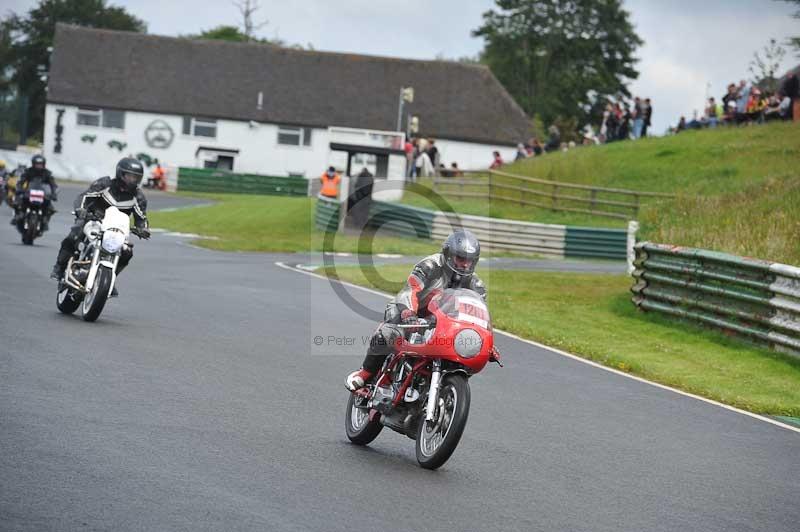 Mallory park Leicestershire;Mallory park photographs;Motorcycle action photographs;classic bikes;event digital images;eventdigitalimages;mallory park;no limits trackday;peter wileman photography;vintage bikes;vintage motorcycles;vmcc festival 1000 bikes