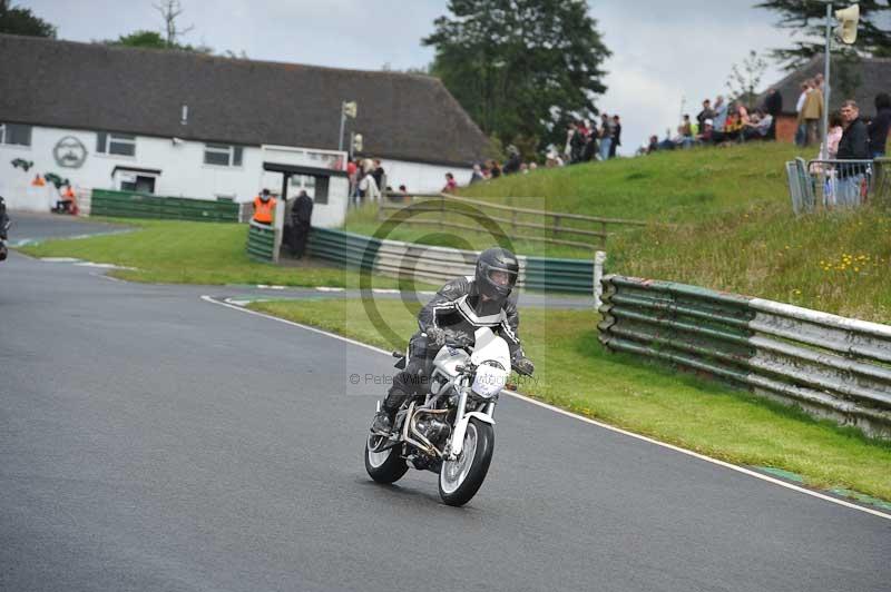 Mallory park Leicestershire;Mallory park photographs;Motorcycle action photographs;classic bikes;event digital images;eventdigitalimages;mallory park;no limits trackday;peter wileman photography;vintage bikes;vintage motorcycles;vmcc festival 1000 bikes