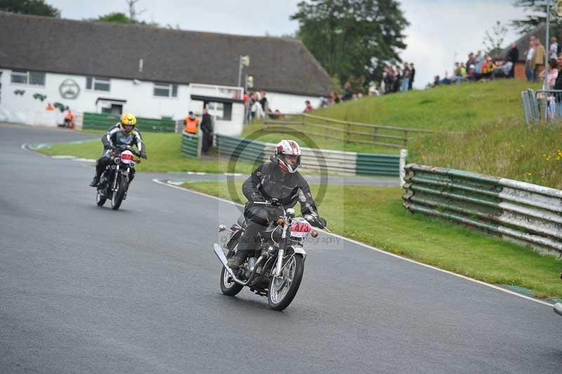 Mallory park Leicestershire;Mallory park photographs;Motorcycle action photographs;classic bikes;event digital images;eventdigitalimages;mallory park;no limits trackday;peter wileman photography;vintage bikes;vintage motorcycles;vmcc festival 1000 bikes