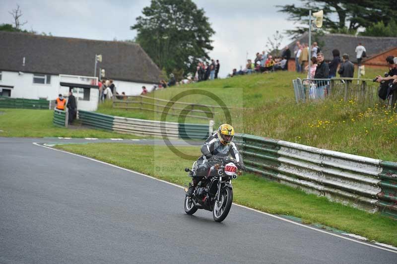 Mallory park Leicestershire;Mallory park photographs;Motorcycle action photographs;classic bikes;event digital images;eventdigitalimages;mallory park;no limits trackday;peter wileman photography;vintage bikes;vintage motorcycles;vmcc festival 1000 bikes