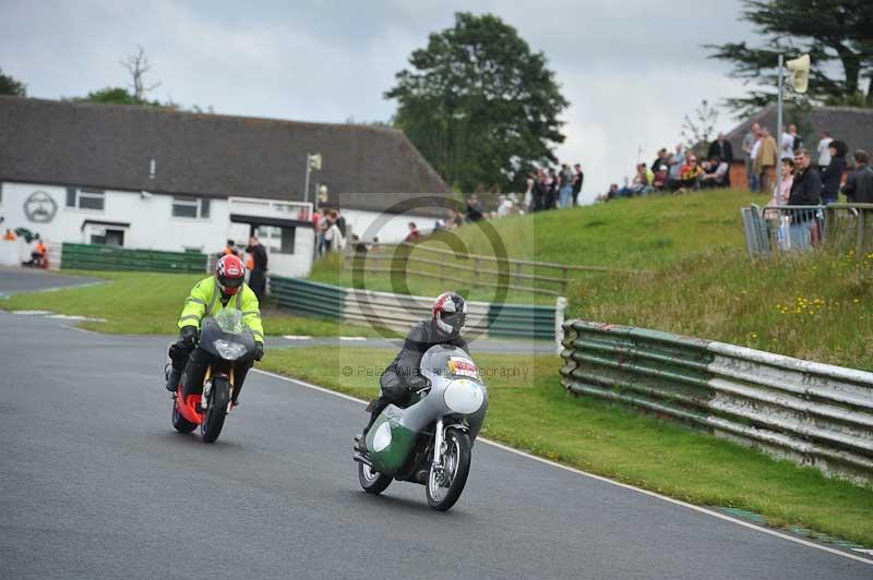 Mallory park Leicestershire;Mallory park photographs;Motorcycle action photographs;classic bikes;event digital images;eventdigitalimages;mallory park;no limits trackday;peter wileman photography;vintage bikes;vintage motorcycles;vmcc festival 1000 bikes