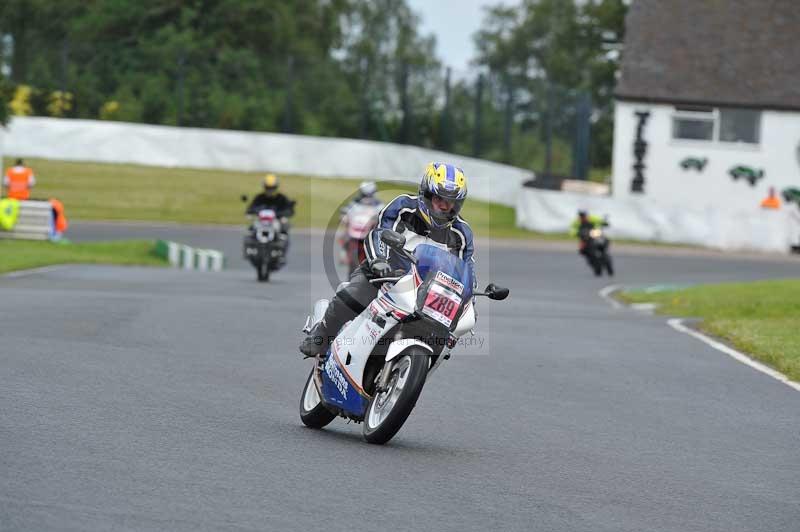 Mallory park Leicestershire;Mallory park photographs;Motorcycle action photographs;classic bikes;event digital images;eventdigitalimages;mallory park;no limits trackday;peter wileman photography;vintage bikes;vintage motorcycles;vmcc festival 1000 bikes