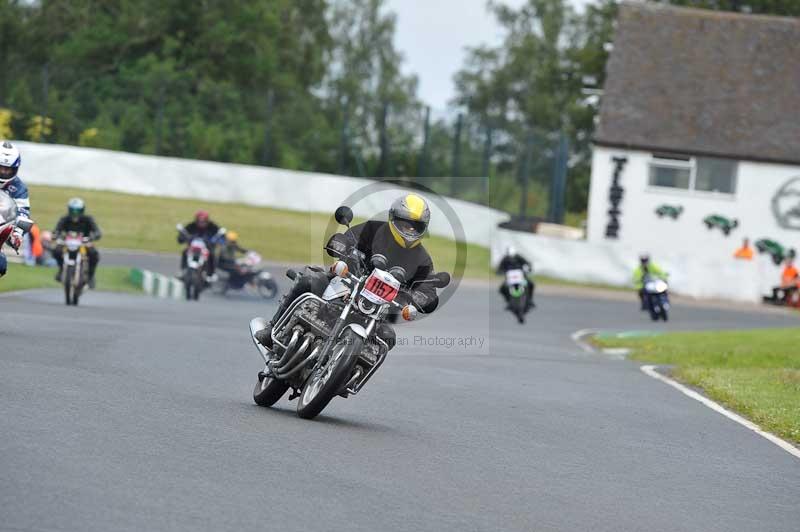 Mallory park Leicestershire;Mallory park photographs;Motorcycle action photographs;classic bikes;event digital images;eventdigitalimages;mallory park;no limits trackday;peter wileman photography;vintage bikes;vintage motorcycles;vmcc festival 1000 bikes