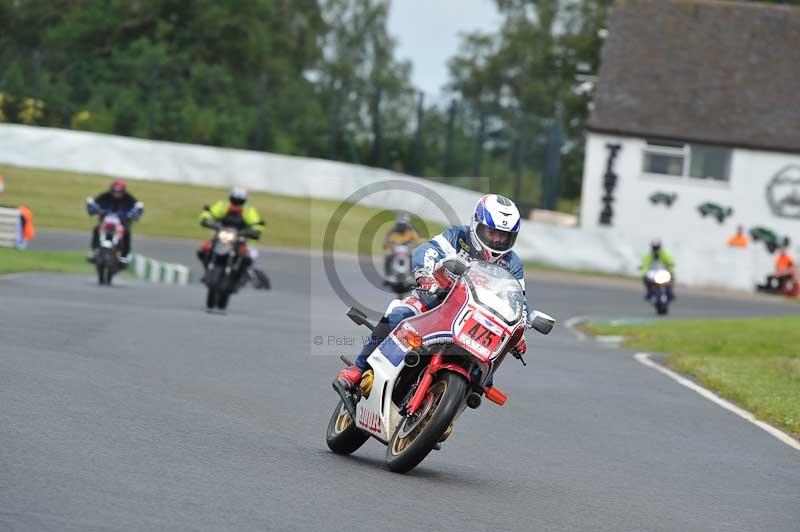 Mallory park Leicestershire;Mallory park photographs;Motorcycle action photographs;classic bikes;event digital images;eventdigitalimages;mallory park;no limits trackday;peter wileman photography;vintage bikes;vintage motorcycles;vmcc festival 1000 bikes