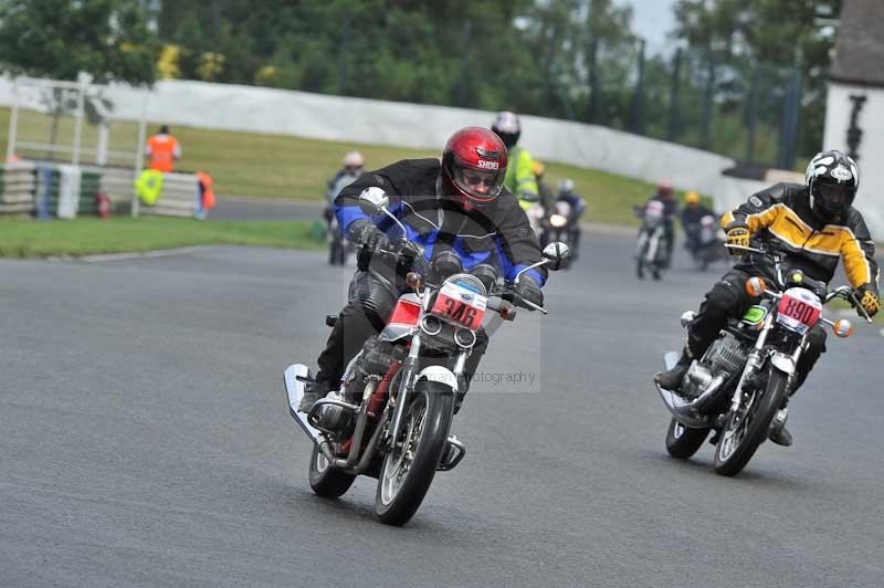 Mallory park Leicestershire;Mallory park photographs;Motorcycle action photographs;classic bikes;event digital images;eventdigitalimages;mallory park;no limits trackday;peter wileman photography;vintage bikes;vintage motorcycles;vmcc festival 1000 bikes