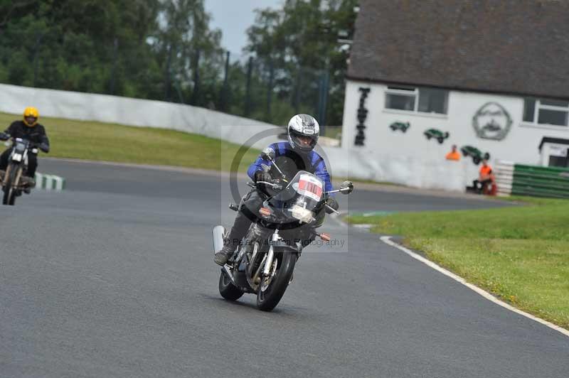 Mallory park Leicestershire;Mallory park photographs;Motorcycle action photographs;classic bikes;event digital images;eventdigitalimages;mallory park;no limits trackday;peter wileman photography;vintage bikes;vintage motorcycles;vmcc festival 1000 bikes