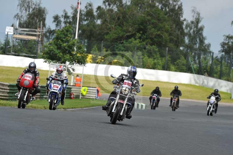 Mallory park Leicestershire;Mallory park photographs;Motorcycle action photographs;classic bikes;event digital images;eventdigitalimages;mallory park;no limits trackday;peter wileman photography;vintage bikes;vintage motorcycles;vmcc festival 1000 bikes