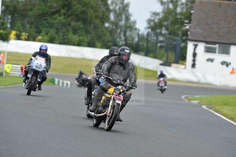 Mallory park Leicestershire;Mallory park photographs;Motorcycle action photographs;classic bikes;event digital images;eventdigitalimages;mallory park;no limits trackday;peter wileman photography;vintage bikes;vintage motorcycles;vmcc festival 1000 bikes