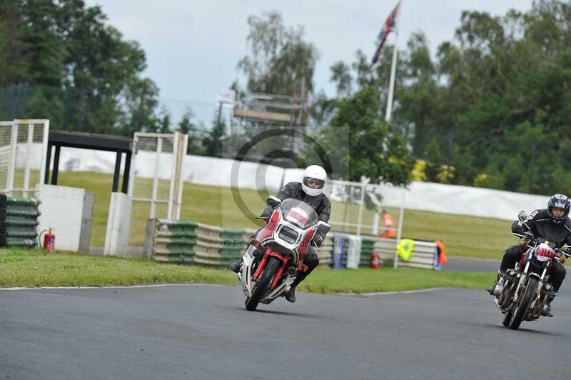 Mallory park Leicestershire;Mallory park photographs;Motorcycle action photographs;classic bikes;event digital images;eventdigitalimages;mallory park;no limits trackday;peter wileman photography;vintage bikes;vintage motorcycles;vmcc festival 1000 bikes