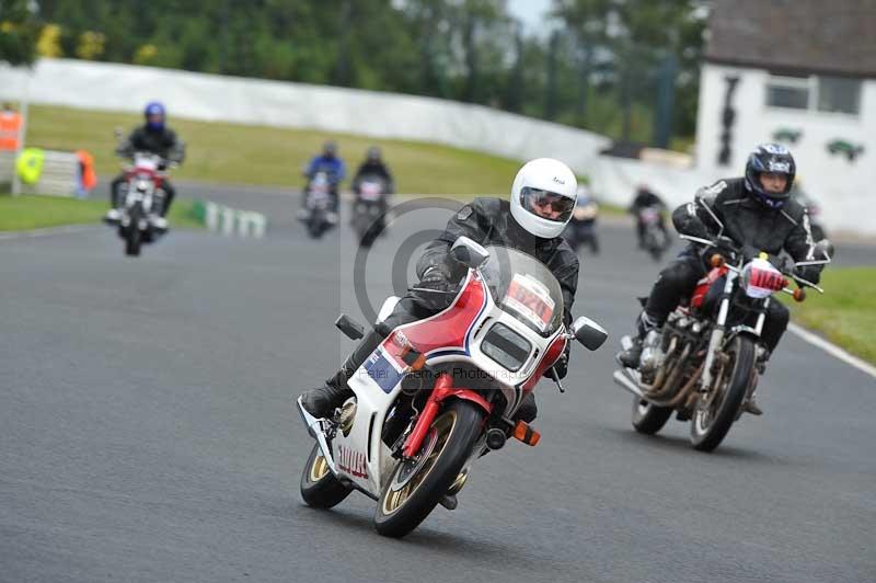 Mallory park Leicestershire;Mallory park photographs;Motorcycle action photographs;classic bikes;event digital images;eventdigitalimages;mallory park;no limits trackday;peter wileman photography;vintage bikes;vintage motorcycles;vmcc festival 1000 bikes