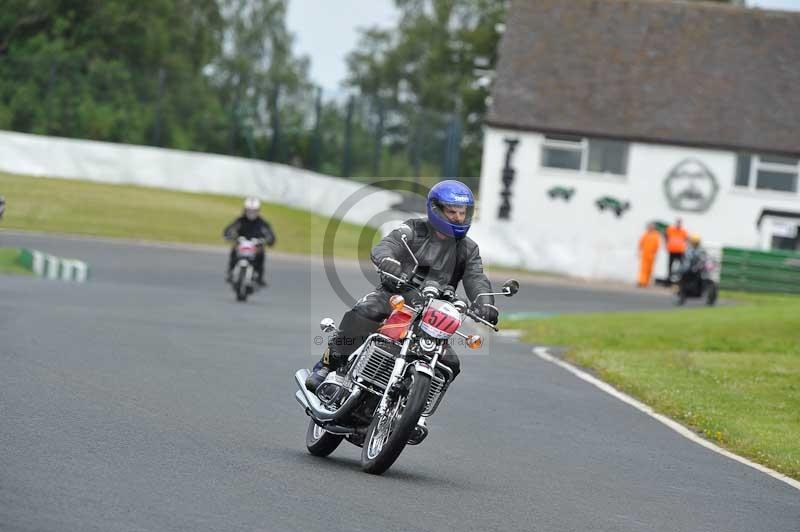 Mallory park Leicestershire;Mallory park photographs;Motorcycle action photographs;classic bikes;event digital images;eventdigitalimages;mallory park;no limits trackday;peter wileman photography;vintage bikes;vintage motorcycles;vmcc festival 1000 bikes