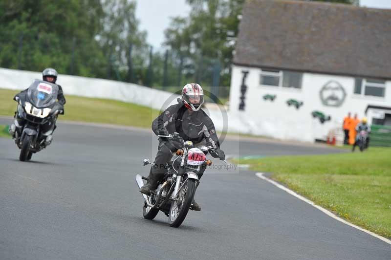 Mallory park Leicestershire;Mallory park photographs;Motorcycle action photographs;classic bikes;event digital images;eventdigitalimages;mallory park;no limits trackday;peter wileman photography;vintage bikes;vintage motorcycles;vmcc festival 1000 bikes