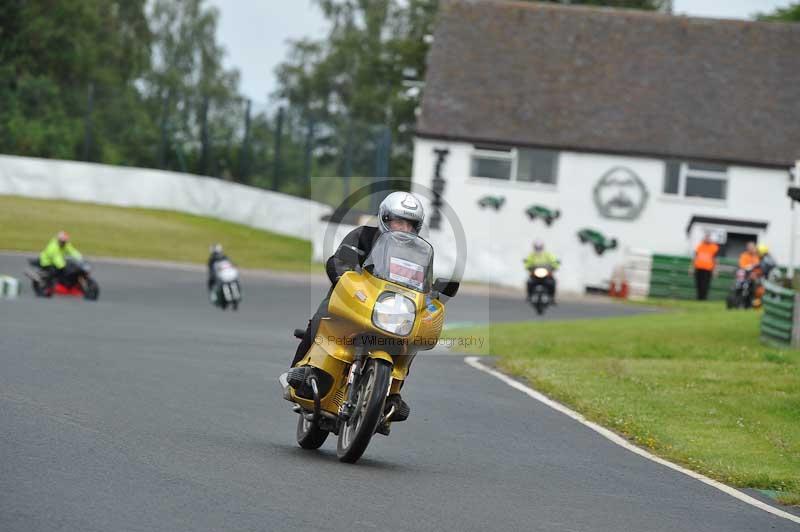 Mallory park Leicestershire;Mallory park photographs;Motorcycle action photographs;classic bikes;event digital images;eventdigitalimages;mallory park;no limits trackday;peter wileman photography;vintage bikes;vintage motorcycles;vmcc festival 1000 bikes