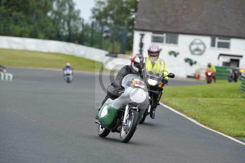 Mallory park Leicestershire;Mallory park photographs;Motorcycle action photographs;classic bikes;event digital images;eventdigitalimages;mallory park;no limits trackday;peter wileman photography;vintage bikes;vintage motorcycles;vmcc festival 1000 bikes