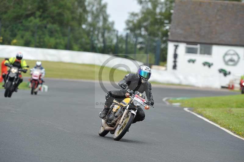 Mallory park Leicestershire;Mallory park photographs;Motorcycle action photographs;classic bikes;event digital images;eventdigitalimages;mallory park;no limits trackday;peter wileman photography;vintage bikes;vintage motorcycles;vmcc festival 1000 bikes