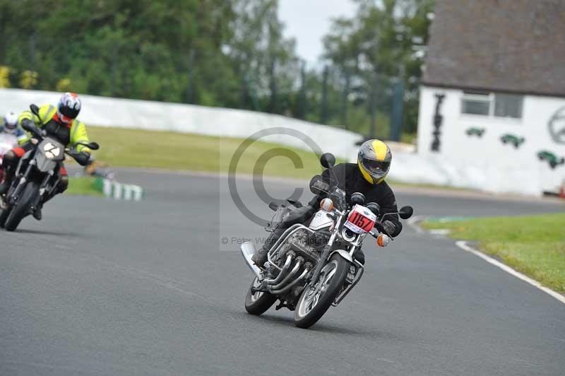 Mallory park Leicestershire;Mallory park photographs;Motorcycle action photographs;classic bikes;event digital images;eventdigitalimages;mallory park;no limits trackday;peter wileman photography;vintage bikes;vintage motorcycles;vmcc festival 1000 bikes